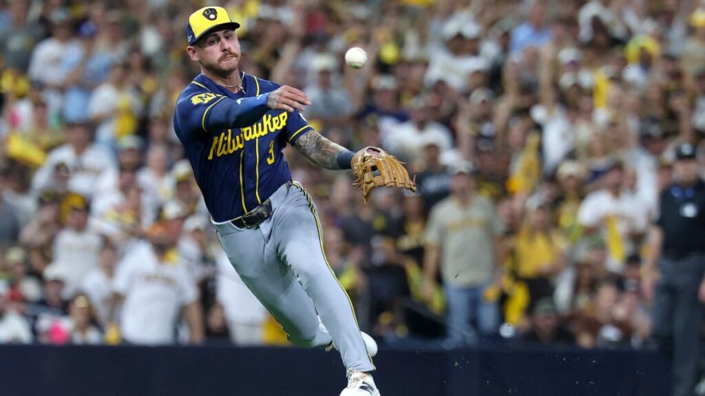 Joey Ortiz lanzando en postempotada con Brewers