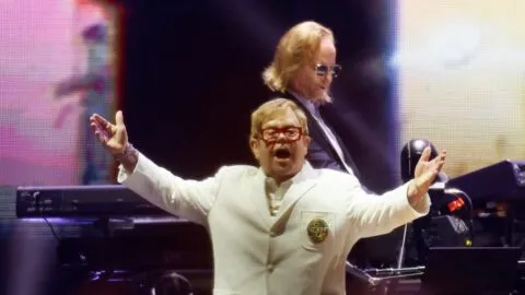 Elton John sorprende en el Estadio Azteca con un toque muy mexicano