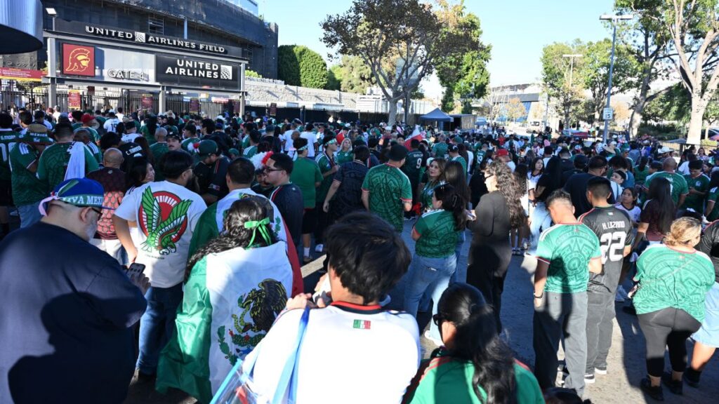 Largas filas para entrar al estadio | Imago7