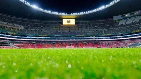 La cancha del Estadio Azteca queda dañada tras concierto de Elton John