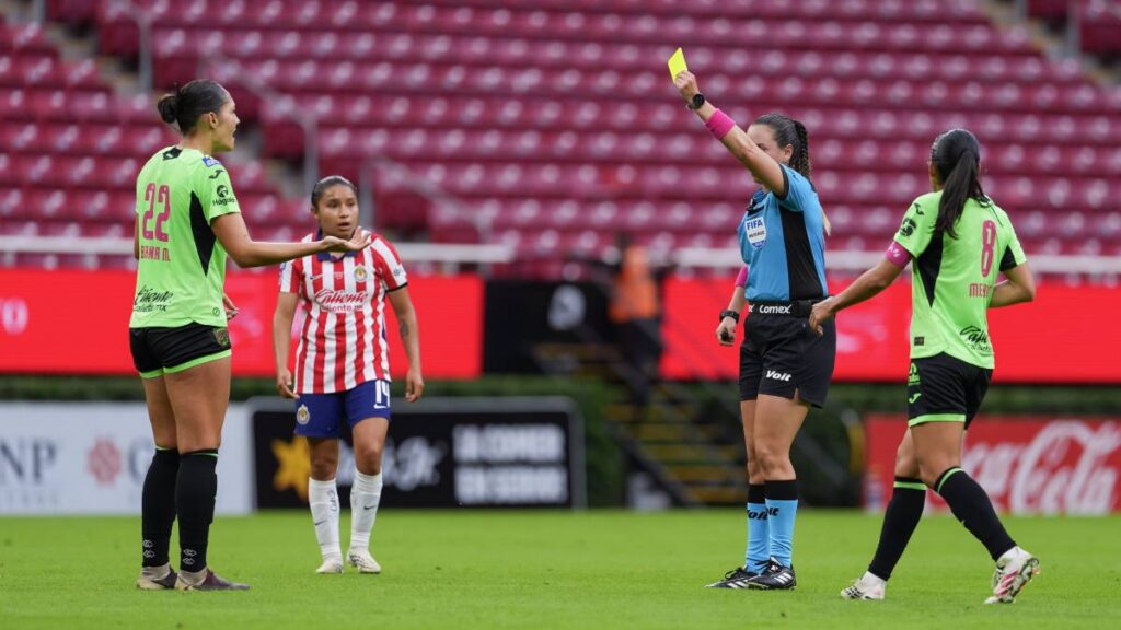 FC Juárez estalla contra el arbitraje ante Chivas y exige revisar polémica decisión.