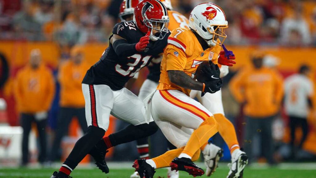 Bucky Irving durante el Atlanta Falcons vs Tampa Bay Buccaneers, NFL 2025