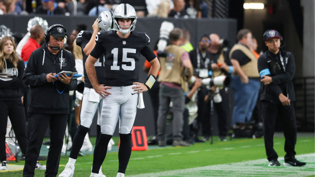 Fernando Mendoza sigue luchando por el puesto de quarterback contra Kirk Cousins