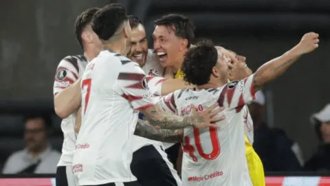 Fernando Muslera olvida su actuación en el Mundial con una magnifica noche para ser finalista de Copa Libertadores