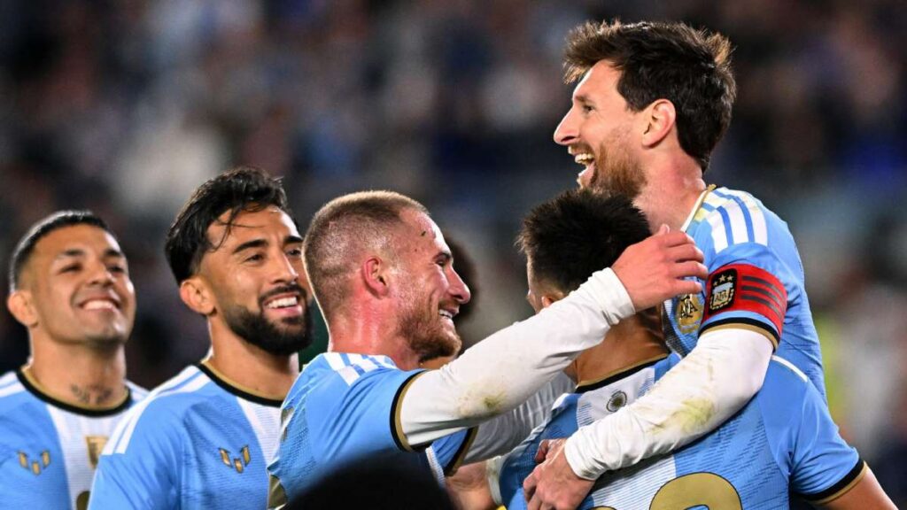 ¡Aparece ‘La Pulga’ en el marcador! Lionel Messi anota de penal en su partido de despedida ante Benín
