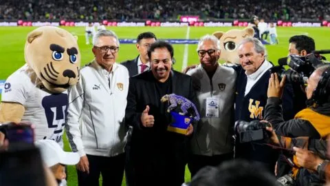 ¡50 años de leyenda! Pumas reconoce a Hugo Sánchez previo al duelo ante Tigres