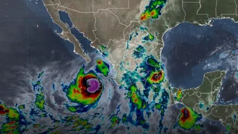 Huracán Rachel evoluciona a categoría 2 en el Pacífico: esta es su trayectoria y estados que tendrán fuertes lluvias