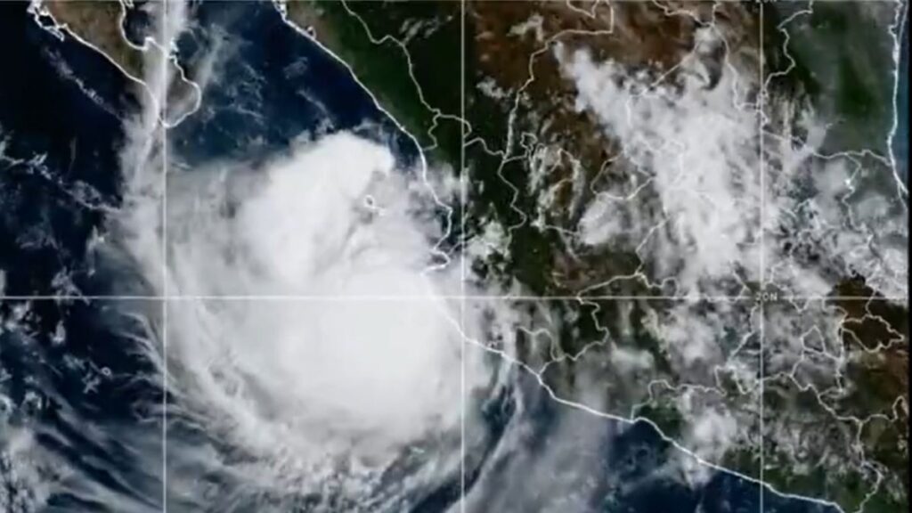 México enfrenta el huracán Simón y el frente frío 2 hoy 12 de octubre, provocando lluvias y la suspensión de clases en seis estados.