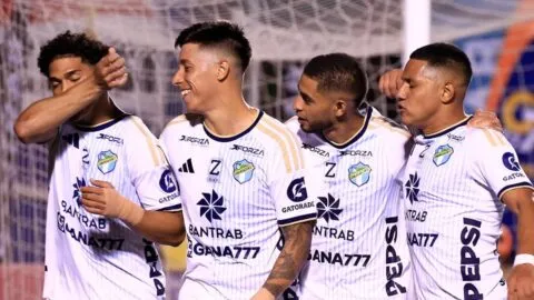 Comunicaciones sale del pozo ante Antigua GFC y le da un respiro a Roberto Montoya