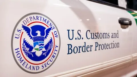 ICE prohíbe a sus agentes perseguir autos que no se detengan