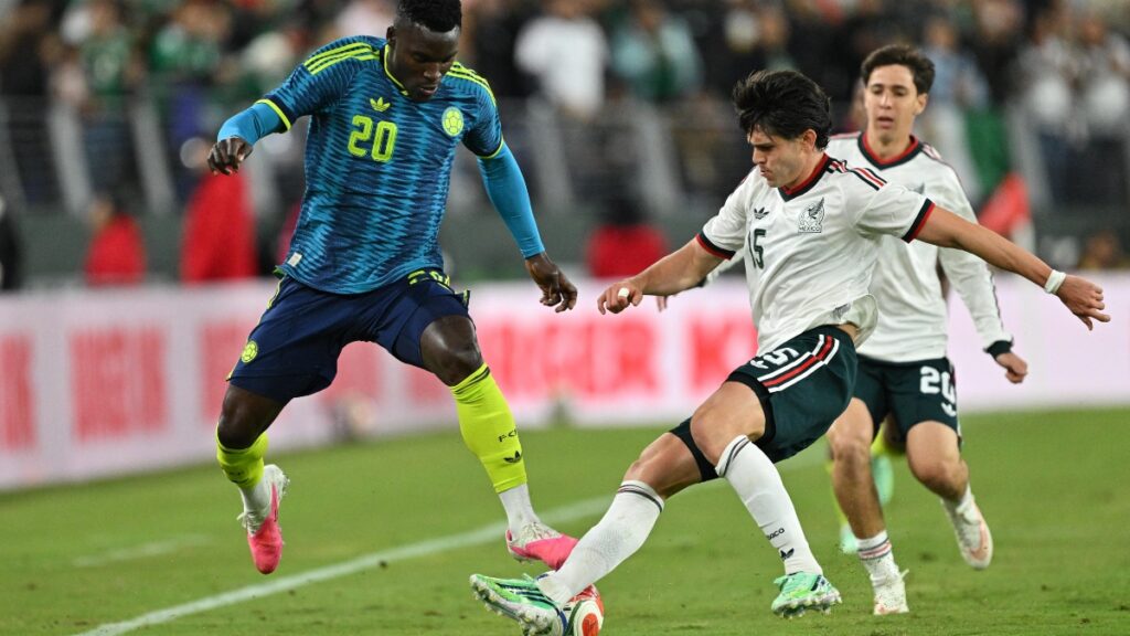 Israel Reyes puede jugar como lateral y como central