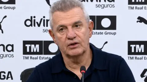 Vasco Aguirre estalla por expulsión de Elliott en la derrota del Valencia: “Es una roja absurda, ridícula"