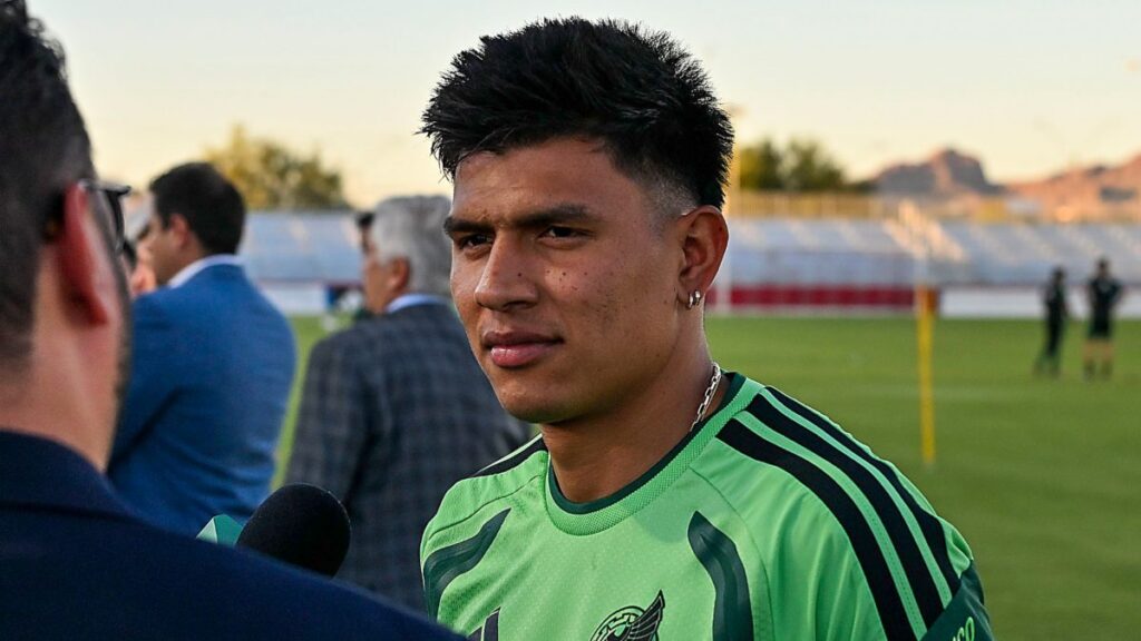 Jesús Gallardo durante un entrenamiento de la Selección Mexicana