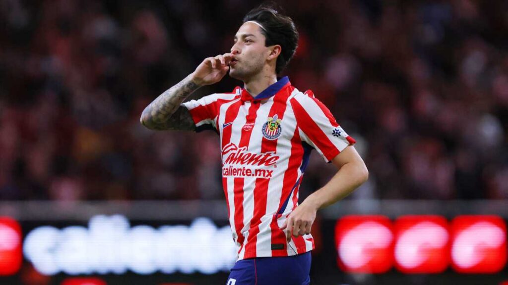 Jordan Carrillo aparece con su primer gol y Chivas evita la derrota ante Tigres