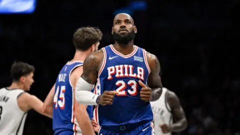 LeBron James rompe la maldición en sus debuts y gana su primer partido con los 76ers