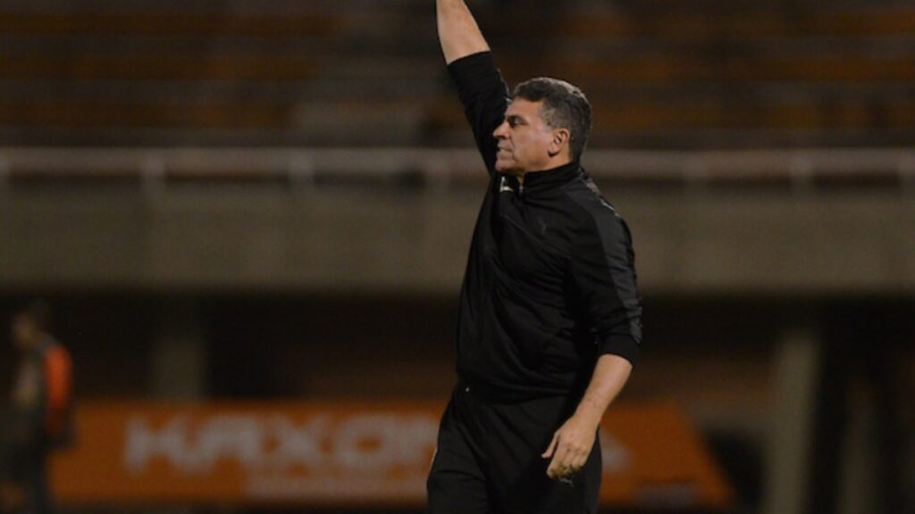 Luis Fernando Suárez dirigiendo en Colombia.