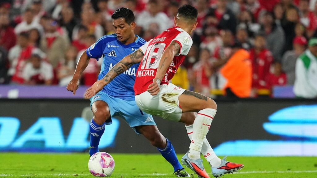 Mackalister Silva encarando a Emmanuel Olivera