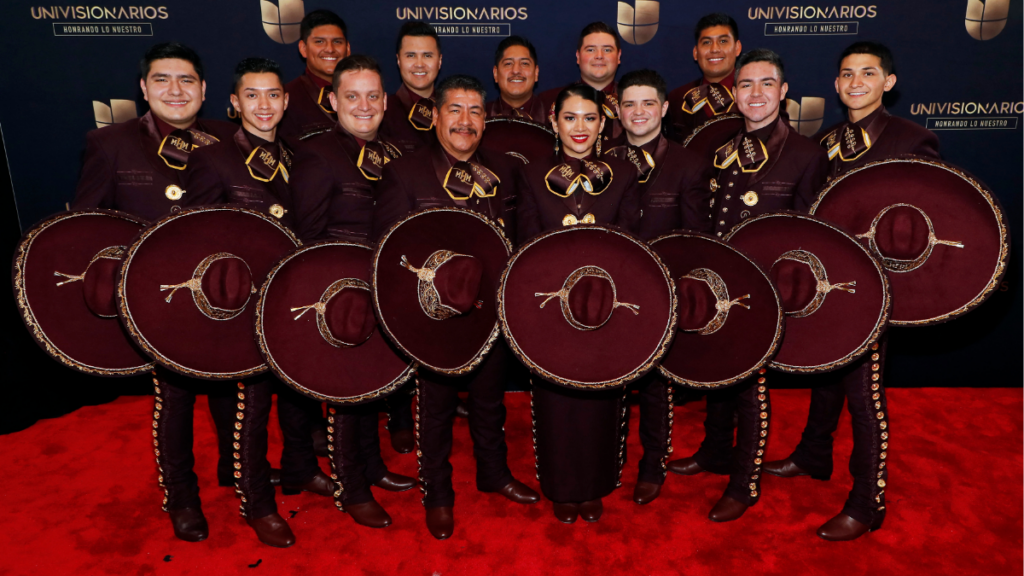Mariachi Herencia de Mexico tocó el himno de Estados Unidos durante el MNF