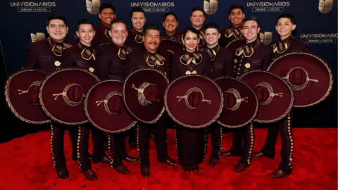 Los mariachis del himno en el Monday Night reciben comentarios racistas y la polémica llega al Senado