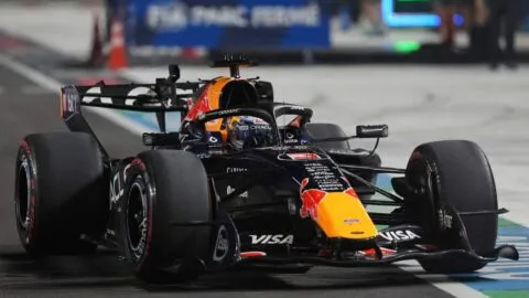 Checo Pérez, eliminado en la Q1 del GP de Singapur; Verstappen consigue la pole position número 50 de su carrera