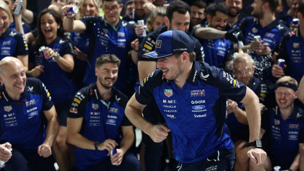 Max Verstappen gana el GP de Singapur tras vencer en pista, pero acepta que Kimi Antonelli es imparable en el mundial.