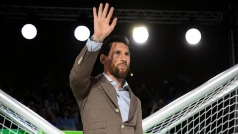 Messi ya está en Oviedo: llegada discreta y expectación máxima