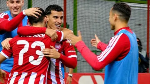 ¡Olympiacos sufre hasta el minuto final! La hormiga González se queda sin jugar en la victoria agónica ante Kifisia
