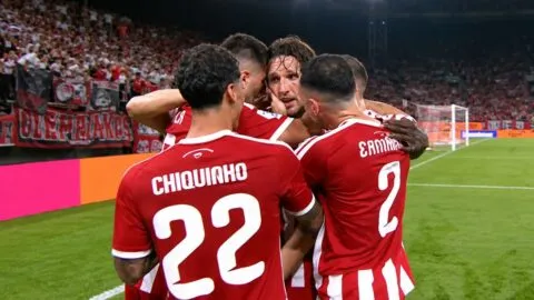 Olympiacos resiste y vence al Panathinaikos con diez jugadores; Hormiga González se queda sin minutos en el clásico griego