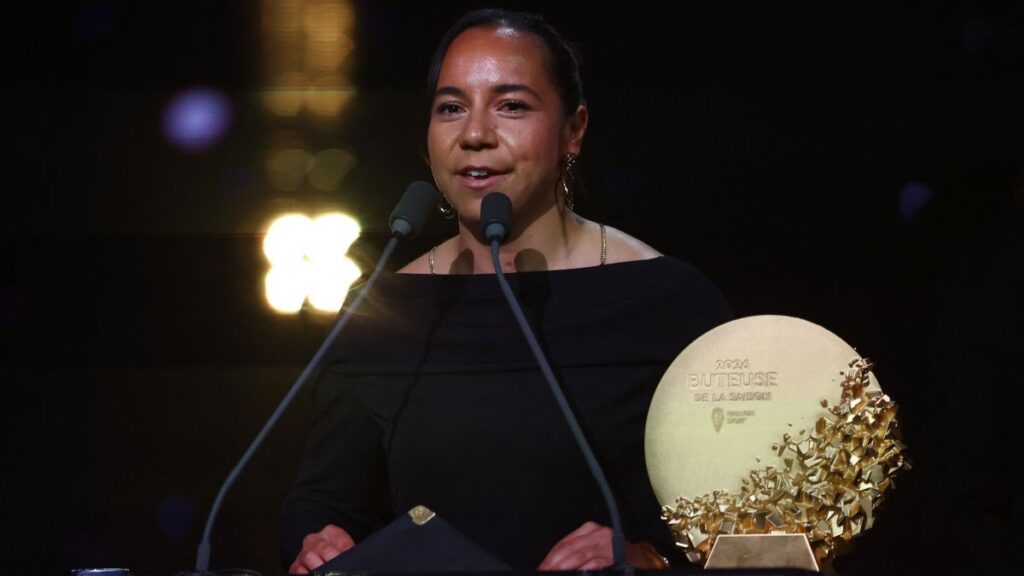 ¡Charlyn Corral hace historia! La mexicana gana el Balón de Oro a la mejor delantera