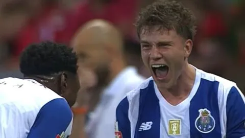 Porto salva sobre la hora su racha de victorias al hilo; Santi Gimenez se queda en la banca