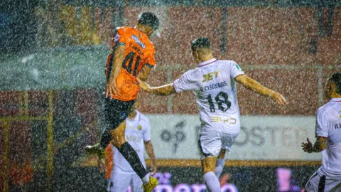Puntarenas vs Alajuelense se detiene por lluvia: qué pasó y cómo está el partido