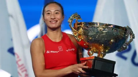 Beijing se rinde ante Qinwen Zheng: la campeona olímpica hace historia en casa después de dos años sin un título