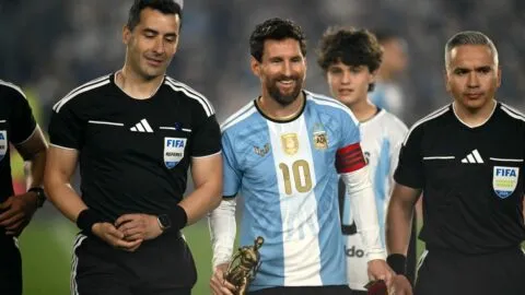 ¿Qué significa la estatuilla que Benín le regaló a Messi en su despedida con Argentina?