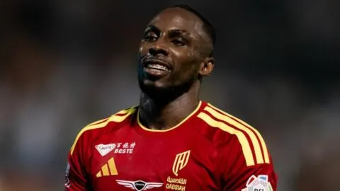 Ni el gol de Julián Quiñones salva al Al Qadisiya: Al Hilal le arrebata la cima