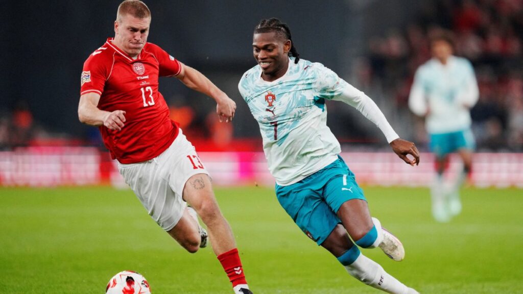 Rafael Leao durante el Dinamarca vs Portugal