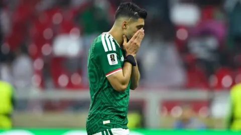 Raúl Jiménez será operado de la rodilla y se perderá los partidos de México en la Nations League