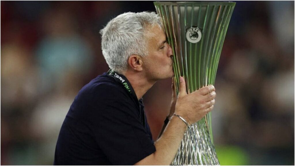 Jose Mourinho celebra el título de la Conference League con la Roma. Reuters