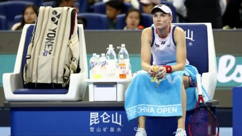 Elena Rybakina pierde su primer partido como número uno del mundo con una sorpresa histórica en Beijing