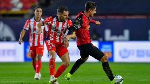 San Luis vs Atlas en vivo: Los tapatíos sufren para salir de su campo. San Luis presiona