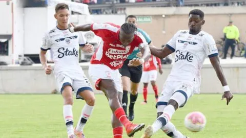 Una mates roja invade Mosquera: Santa Fe vence a Fortaleza y avanza en Copa