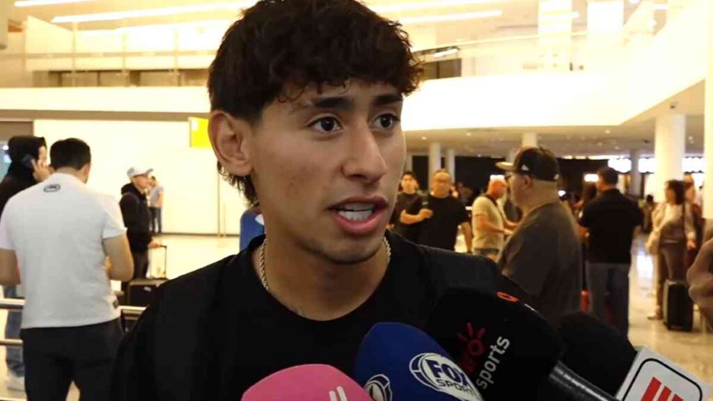 Santiago Sandoval habla a en el aeropuerto de Guadalajara sobre la selección y el Chivas-Atlas