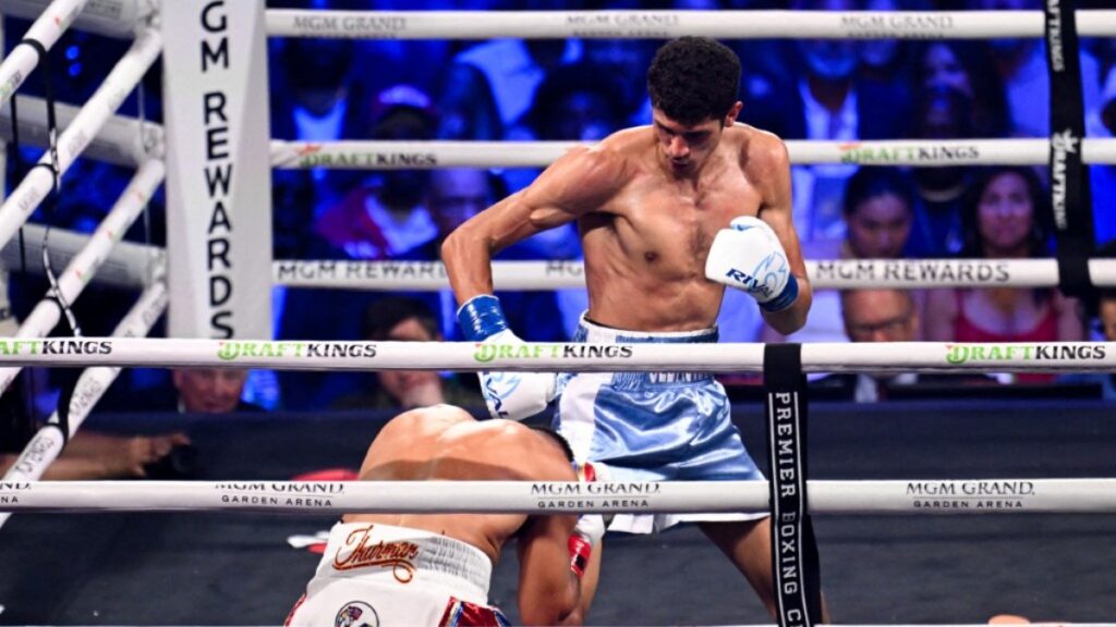 Mide 1.97 metros, compite en las 154 libras y prefiere intercambiar golpes en corto antes que depender únicamente de su alcance. Sebastian Fundora construyó una identidad propia en el boxeo y comparte con su hermana Gabriela una historia familiar ligada al deporte, con raíces cubanas y mexicanas.