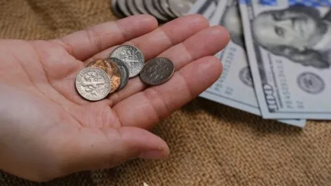 Desempleo latino baja a 4.7%, pero los sueldos no alcanzan para cubrir la inflación