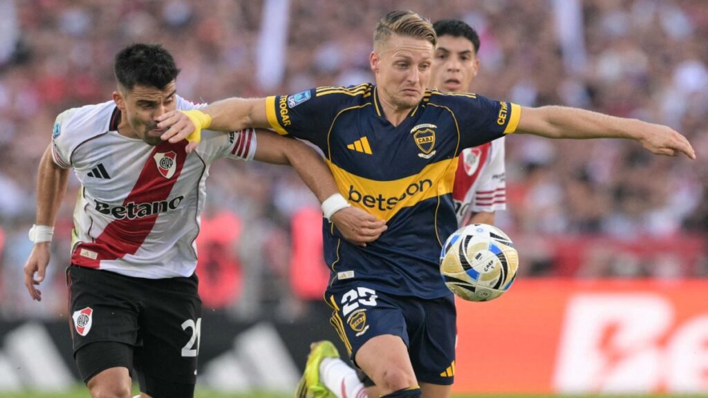 Boca Juniors y River Plate se enfrentan en La Bombonera por el Clausura 2026 del fútbol argentino.