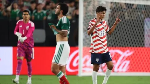 Salir jugando a cualquier precio: cuando la moda europea se convierte en error en el fútbol latino
