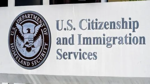USCIS aumentará tarifas migratorias en 2026: cuáles trámites subirán y cuánto costarán