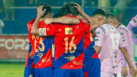 Xelajú MC se hace fuerte en casa y derrota a San Pedro con un jugador menos