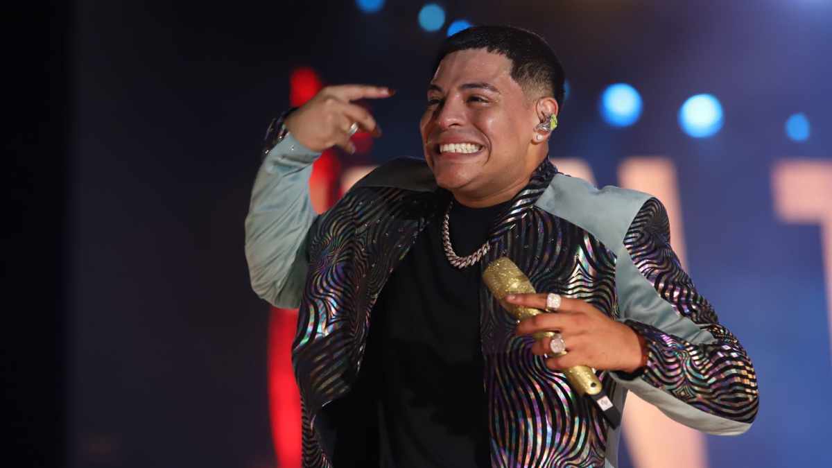 Eduin Caz, de Grupo Firme, se lanza al público, pero nadie lo cacha y termina en el suelo