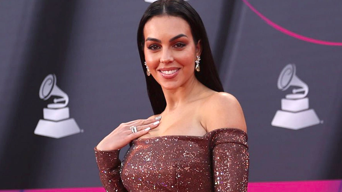 Georgina Rodríguez escucha "Acróstico" de Shakira con sus hijos