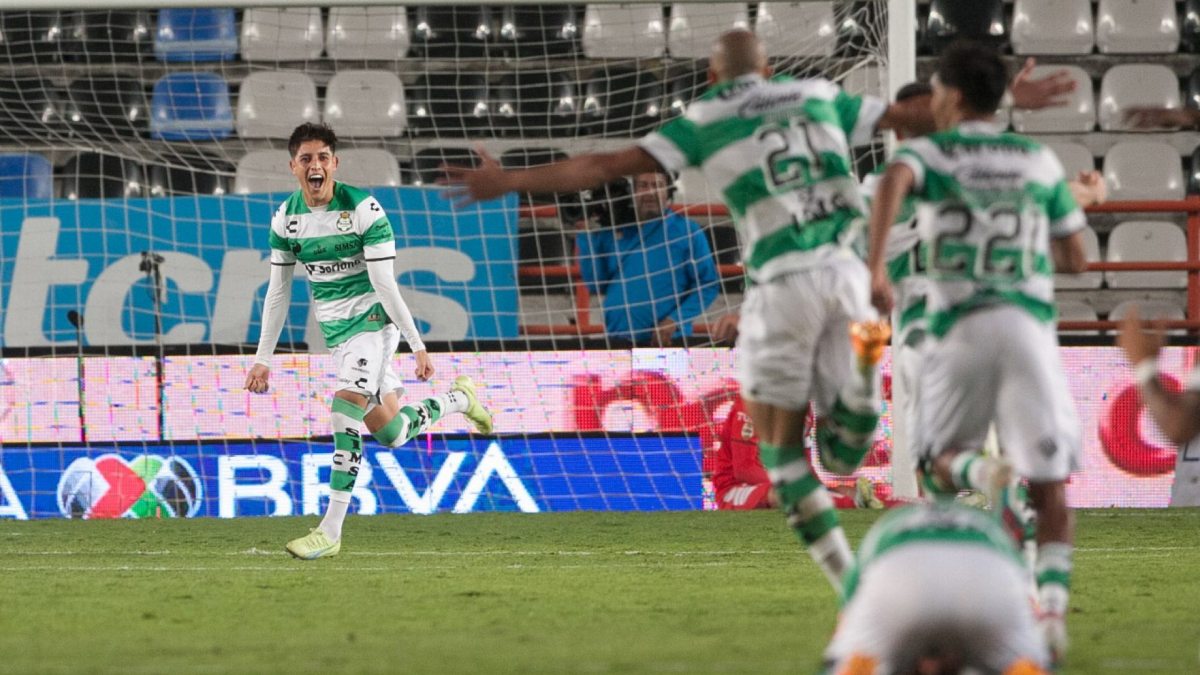 Jugadores de Santos Laguna festejan su pase a cuartos de final